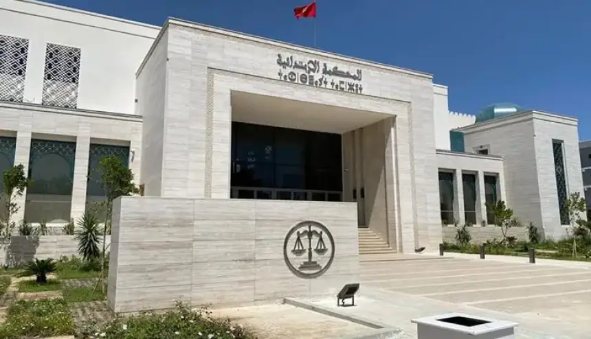 اتهامات بالتشهير والتحريض تلاحق مغنياً أمام أنظار النيابة العامة