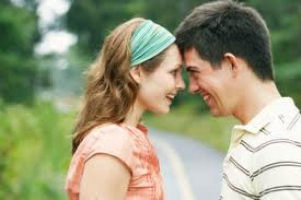 أسرع طريق لقلب المرأة ..هو الضحك!