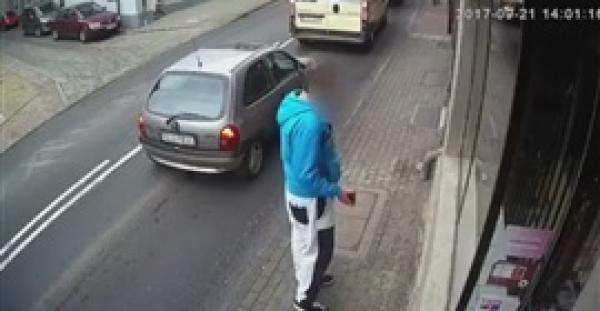 بالفيديو.. عقاب قاسي لرجل حطم واجهة متجر