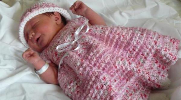  إدخال الأكمام أصعب أجزاء تغيير الملابس 