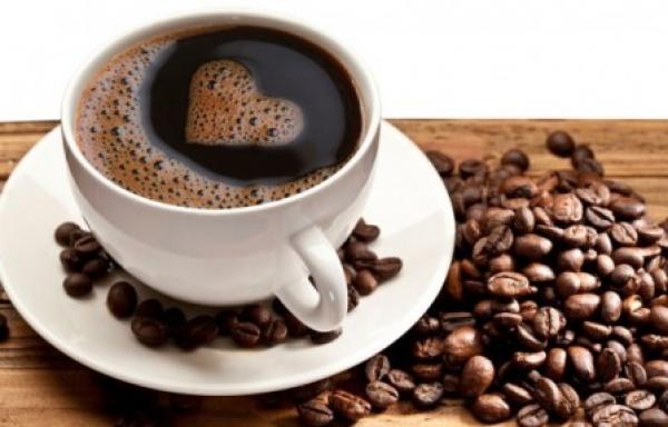 علماء: القهوة الليلية "تجمد" الساعة البيولوجية 40 دقيقة