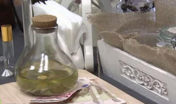 بالفيديو .. محل لبيع العطور غير التقليدية يقدم ابتكاره الجديد برائحة «النقود»