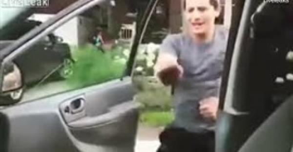 رجل غاضب يلقن درسا لسائق يشارك في تحدي «كيكي» (فيديو)