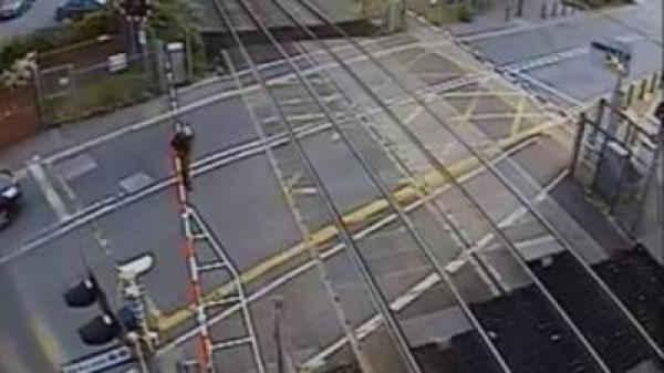 بالفيديو..لحظات قليلة تفصل رجل متهور عن الموت تحت قضبان القطار