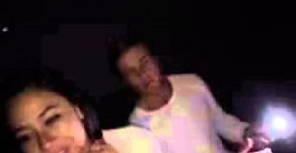 بالفيديو.. رجل يضبط زوجة صديقه تخونه مع «جرسون» بأحد البارات