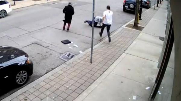 بالفيديو.. رجل لم يكترث لأمواله و انهمك في ملاحقة لص