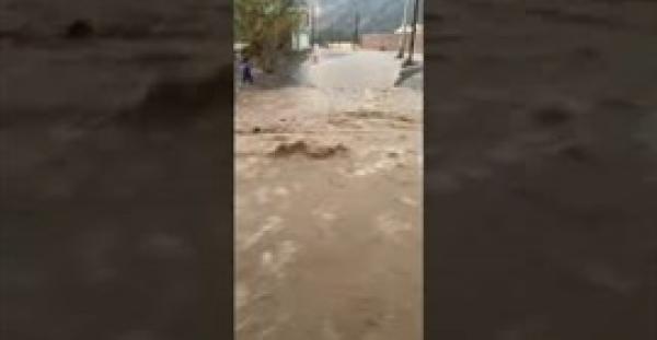 لحظة جرف السيول طفلا صغيرا بالسعودية