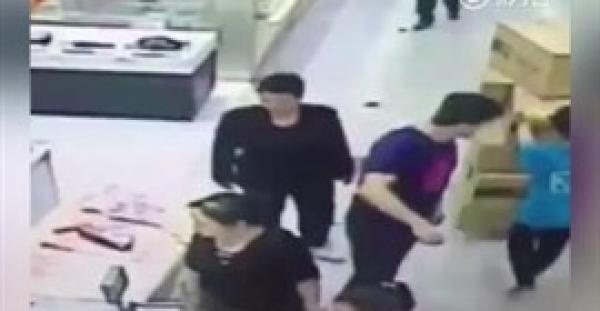 بالفيديو.. رجل يضرب رأس امرأة بساطور بدون سبب