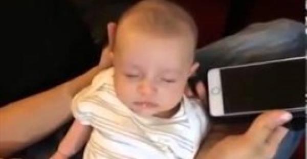 بالفيديو.. رضيع يتوقف عن البكاء عند سماعه القرآن الكريم