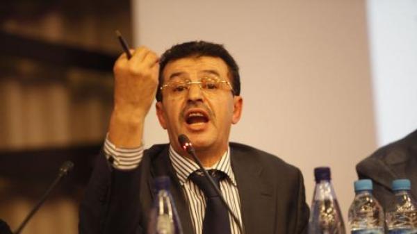 أبرون يعول على 6 لاعبين من الوداد والرجاء لانقاذ فريقه من القسم الثاني