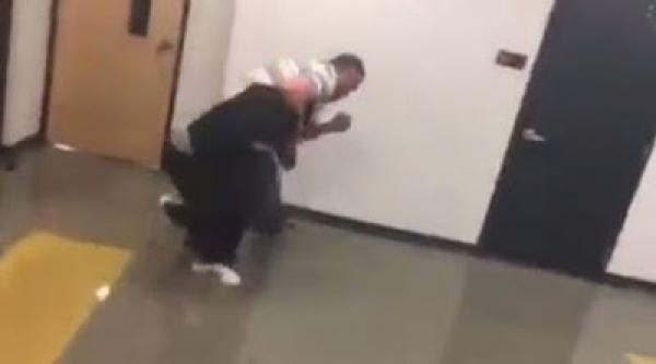 بالفيديو: مدرسة تتحول إلى حلبة ملاكمة بين معلم وتلميذه