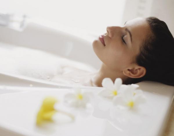 الاستحمام أثناء الدورة الشهرية.. هل يؤذي الفتاة؟