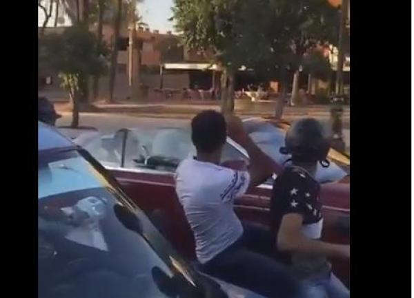 شاهد كيف رد الملك على معجبيه وهو يقود سيارته