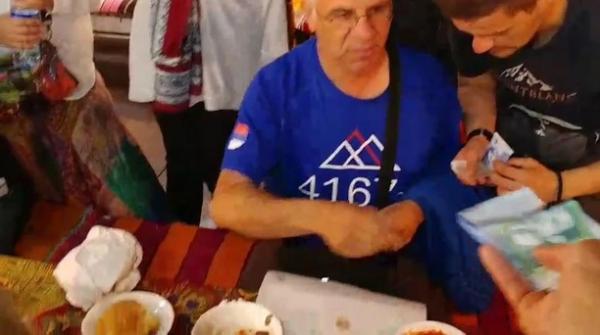 فضيحة.. هكذا يتم النصب على السياح بجامع الفنا ..و فاتورة ب 5000 درهم في محل للمأكولات