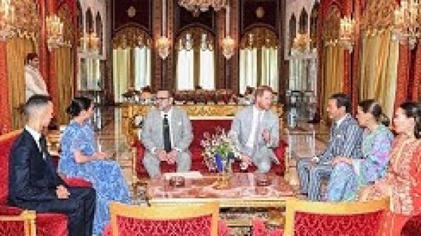 من قلب الإقامة الملكية..تفاصيل حفل الشاي الذي جمع الأمير هاري وعقيلته بالأسرة الملكية