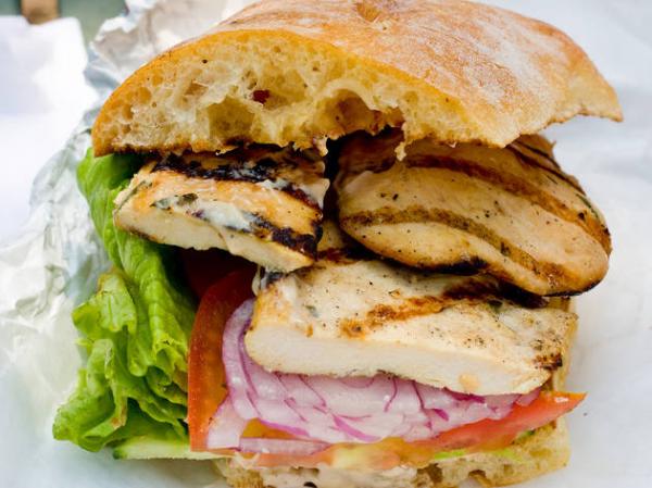 بالفيديو: أطول ساندويتش في العالم بنيويورك بـ60 قطعة خبز