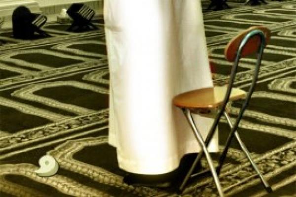 حكم الصلاة على الكرسي لأسباب مرضية