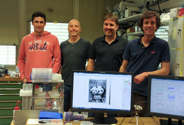 أنامل سويسرية ترسم أصغر غلاف مجلة في العالم