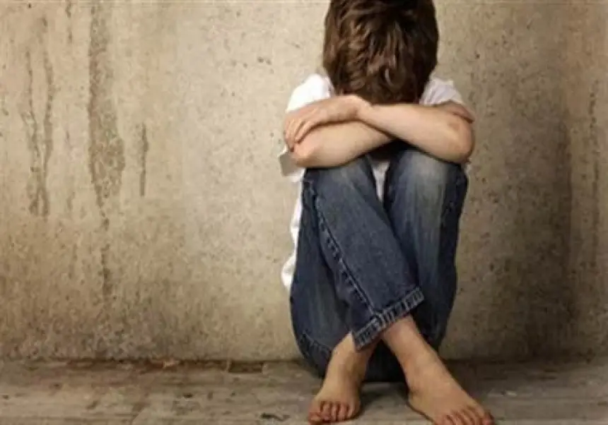 جريمة مروعة.. أب يعذب طفله بالحرق والصعق بالكهرباء لسبب لا يقبله عقل