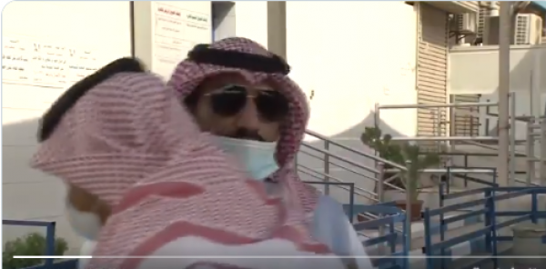 مراسل سعودي يسقط على الهواء مباشرة بسبب درجات الحرارة (فيديو)