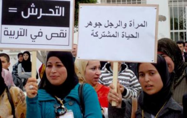 وقفة لمئات الشابات والشباب أمام البرلمان بالرباط ضد التحرش الجنسي