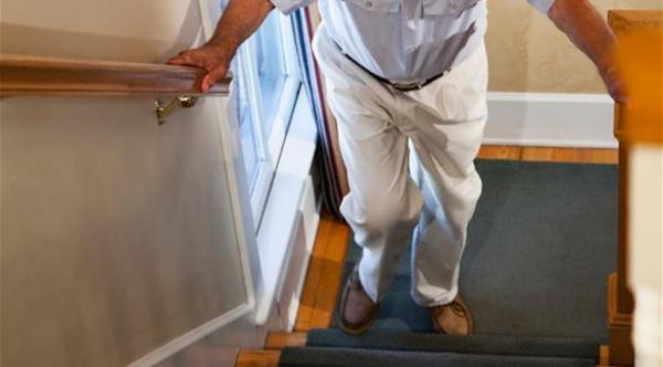 ما سبب آلام الركبة عند صعود السلالم؟