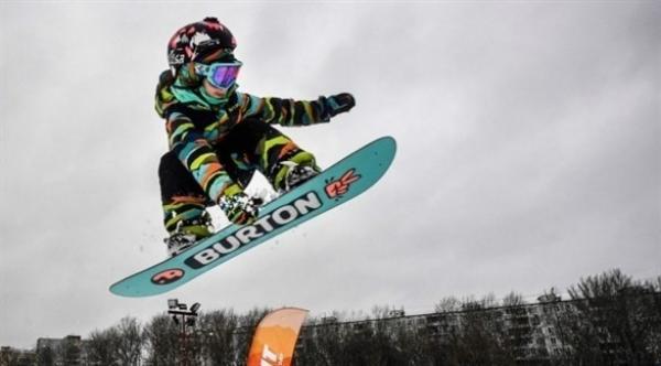 طفلة في السادسة من عمرها تصنع اسماً لنفسها في رياضة السنوبورد