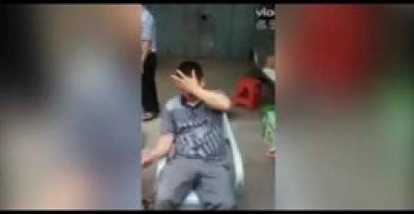 شاهد.. كيف انتقمت سلحفاة من رجل قطع جسمها نصفين