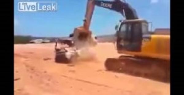 بالفيديو.. عامل سوداني ينتقم من صاحب العمل بتفتيت سيارته بحفار