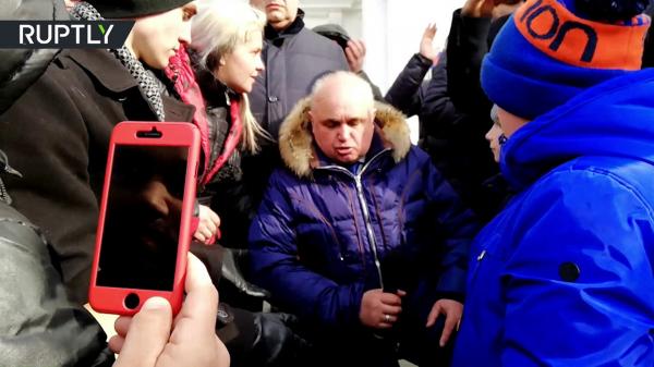 بالفيديو: عمدة كيميروفو الروسية يركع على ركبتيه اعتذارا أمام المواطنين