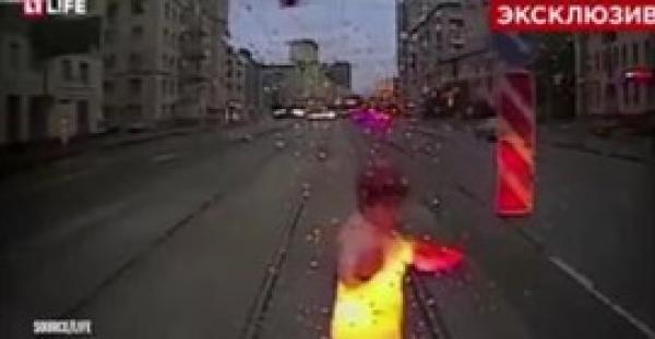 بالفيديو.. «ترام» يدهس سيدة تحدق في هاتفها