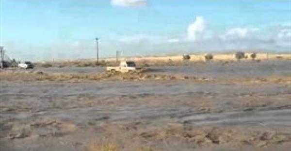 بالفيديو.. شاهد ماذا حدث لسائق حاول عبور سيل جارف