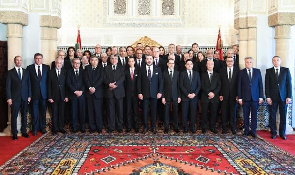 الصحافة الجزائرية تسخر من حكومة العثماني بسبب "حقائب الماء"