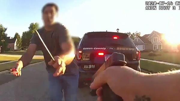 شرطي أمريكي يطلق النار على شخص يهاجمه بسكين(فيديو)