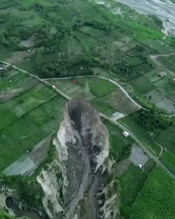 بالفيديو...حفرة عملاقة تبتلع أراض زراعية في إندونيسيا وتحذيرات من اتساعها..