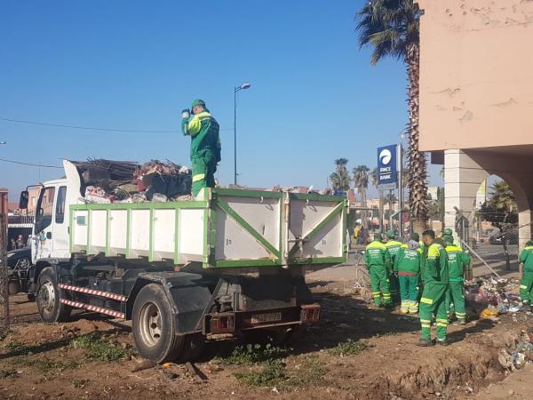 السلطات المحلية ببني ملال تخلي شارع الرباط من الباعة الجائلين بعد احتلال دام ربع قرن (صور)