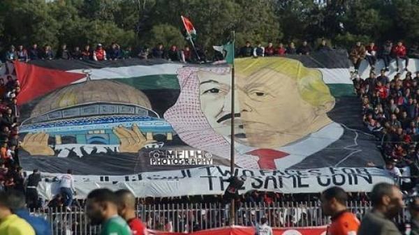 قربالة في الجزائر بسبب "تيفو" سلمان وإقالات في صفوف قيادات الأمن ورئيس الوزراء يعتذر