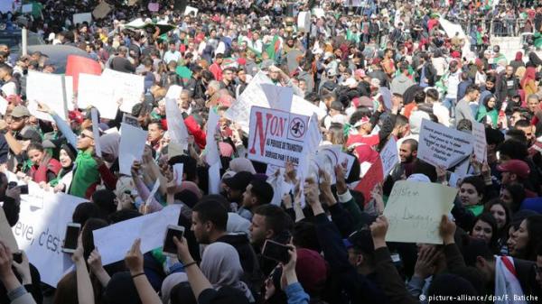 في تطور منتظر...الشعب الجزائري يغير مطلبه من "إسقاط العهدة الخامسة" إلى "تغيير النظام"