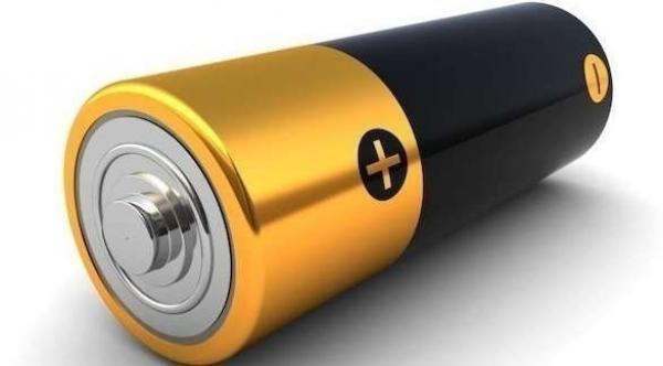 يصاب بحالة شبيهة بالنوبة القلبية فيكتشف الأطباء بطارية في معدته