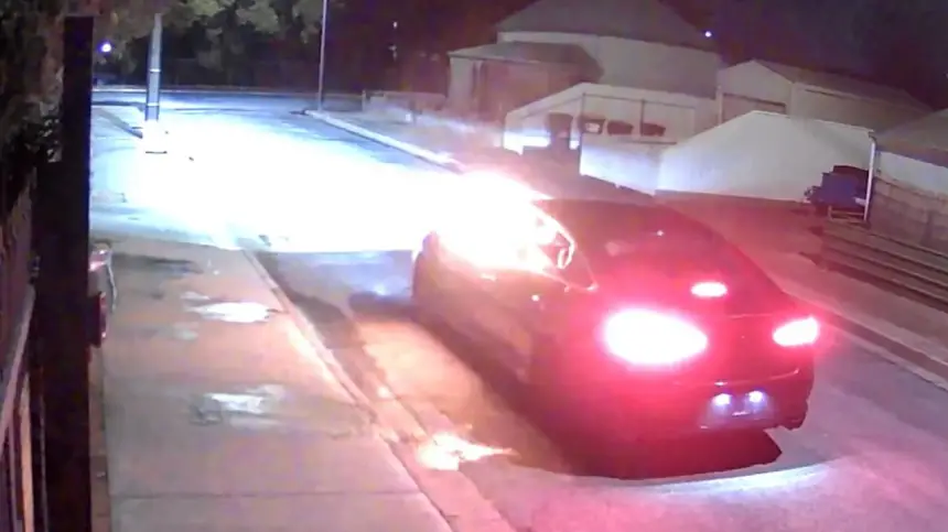 لحظة اشتعال النار في سيارة عصابة أثناء محاولتها إحراق منزل