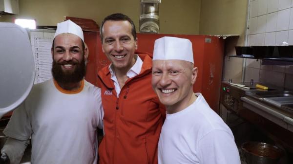 بالفيديو: مستشار النمسا يزور مواطنيه بلباس موزعي البيتزا