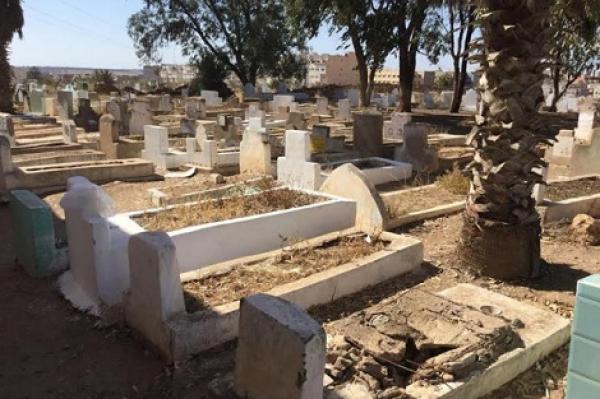 صادم..هكذا تناوب شخصان على اغتصاب تلميذة داخل مقبرة بعد خطفها!