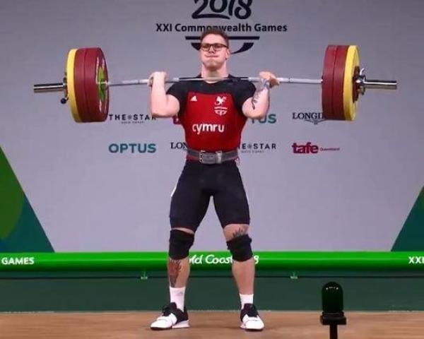 بالفيديو: لحظة انهيار رياضي أثناء رفعه للأثقال