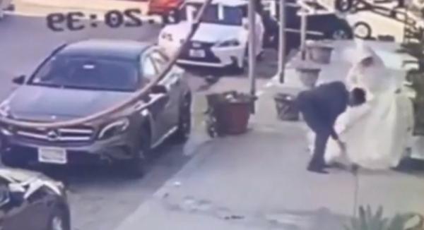 عريس ينفعل غضبا بعد تعرض سقوط انبوب مياه مجاري على عروسته