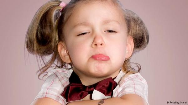 أم تستدعي الشرطة لابنتها لرفضها النوم