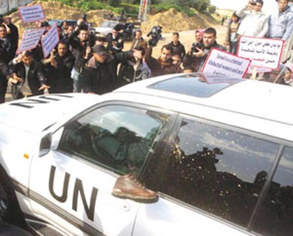 غزة تستقبل بان كي مون بالأحذية والحجارة 