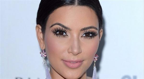 كيم كارداشيان تتحدث عن تعرضها للاعتداء في باريس للمرة الأولى