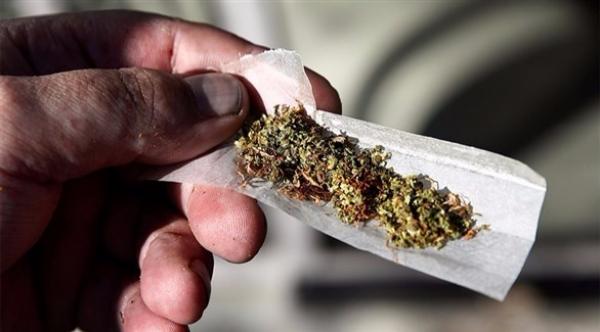 رجل يقص أنفه بسكين تحت تأثير المخدرات