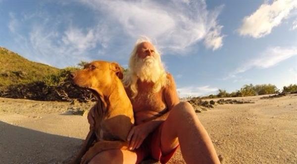 بالفيديو: مليونير يعيش وحيداً في جزيرة منذ 20 عاماً