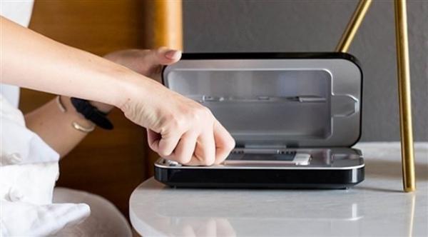 جهاز خاص لتنظيف و تعقيم الهواتف الذكية